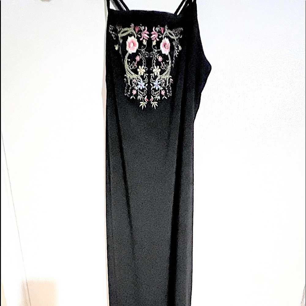 Womens full length blk dress with a design in the front size large Womens